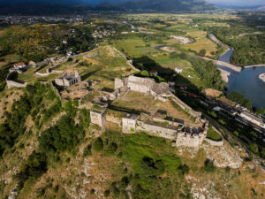 vue-aerienne-muraille-forteresse-rozafa-shkoder-albanie