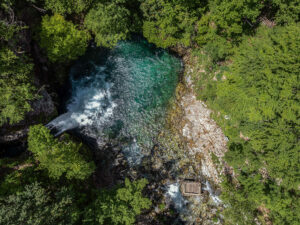 vue-aerienne-oeil-bleu-nature-vallee-theth-albanie