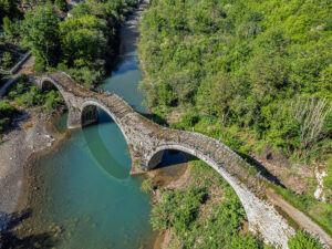 vue-aerienne-pont-plakidas-zagori-sentier-epirus-grece