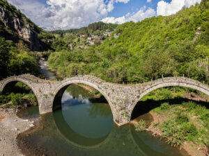 vue-aerienne-riviere-arches-pont-plakidas-zagori-sentier-epirus-grece