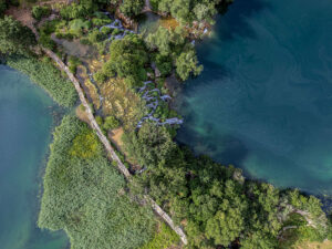 vue-aerienne-verticale-pont-kudin-most-riviere-krupa-croatie