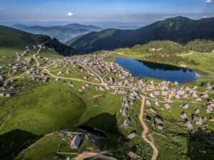 vue-aerienne-village-lac-proposko-bosnie