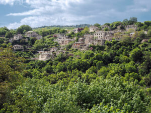 vue-ensemble-monodendri-sentier-epirus-zagori-grece