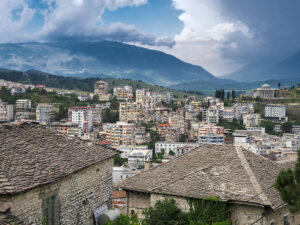 vue-hauteur-lauze-gjirokaster-albanie