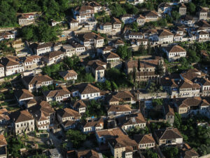 vue-hauteur-maisons-typiques-berat-albanie