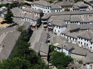 vue-hauteur-toits-gjirokaster-albanie