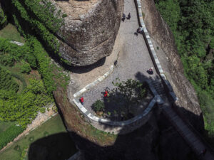 vue-verticale-acces-monastere-grand-meteore-kalambaka-grece