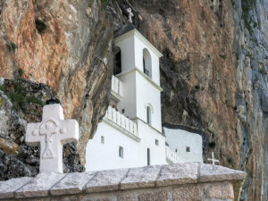 ancien-monastere-troglodyte-ostrog-montenegro