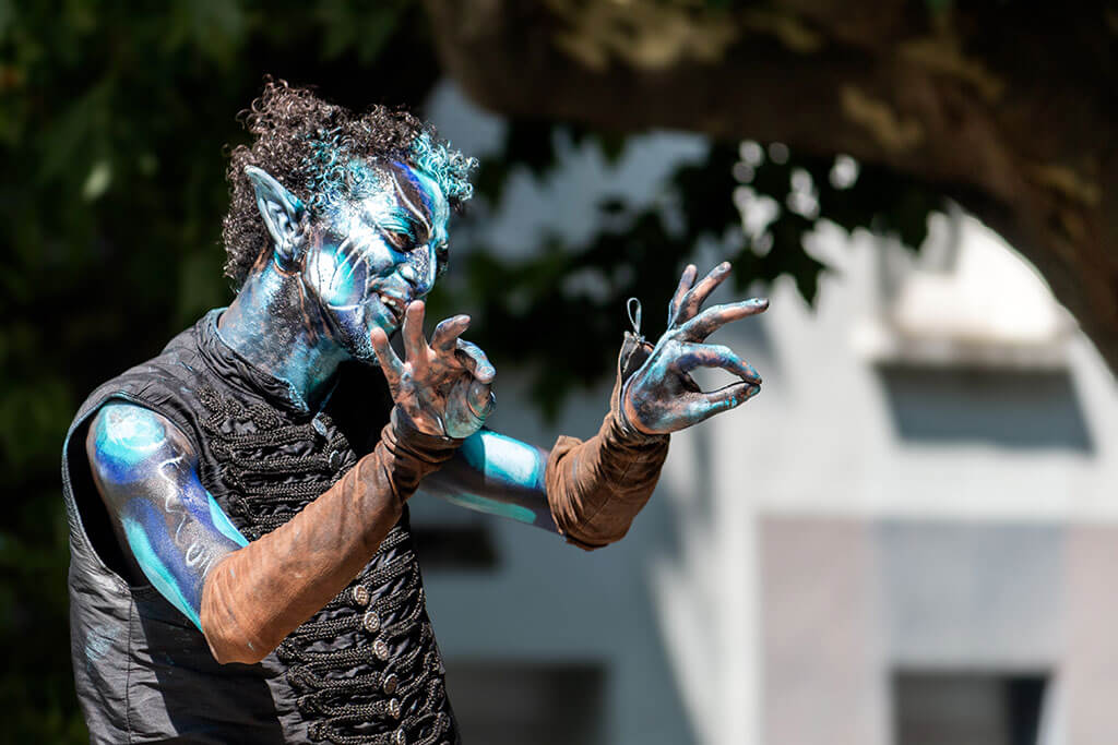 artiste-rue-homme-bleu