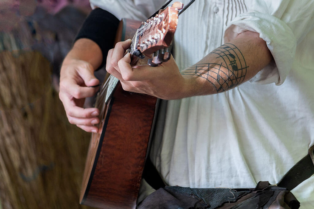 artiste-rue-joueur-guitare