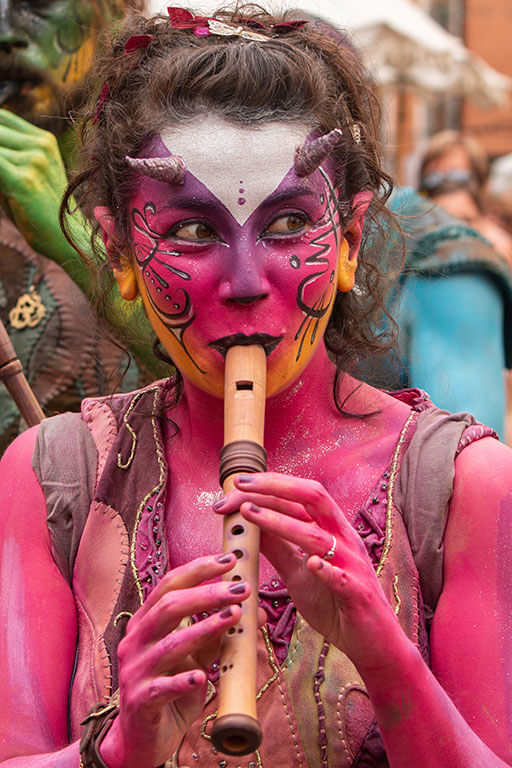 artiste-rue-joueuse-flute-peinture-rose