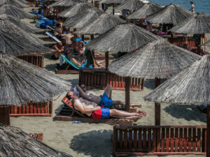 baigneurs-parasols-plage-ulcinj-montenegro