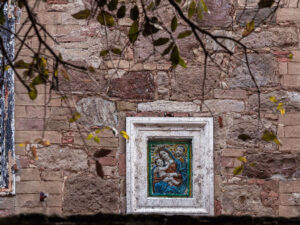 bas-relief-religion-facade-maison-san-quirico-orcia-toscane-italie