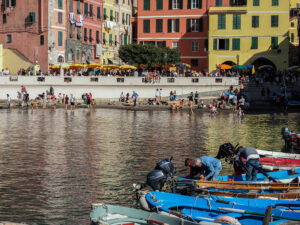 bateaux-pecheurs-port-vernazza-cinque-terre-italie