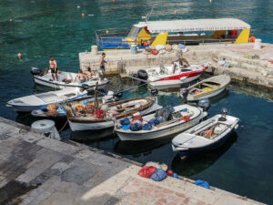 bateaux-port-petrovac-mer-adriatique-montenegro