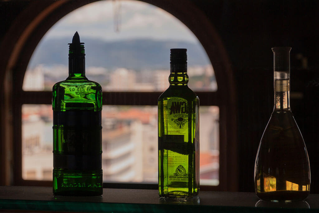 bouteilles-ombre-bar-fenetre-ville