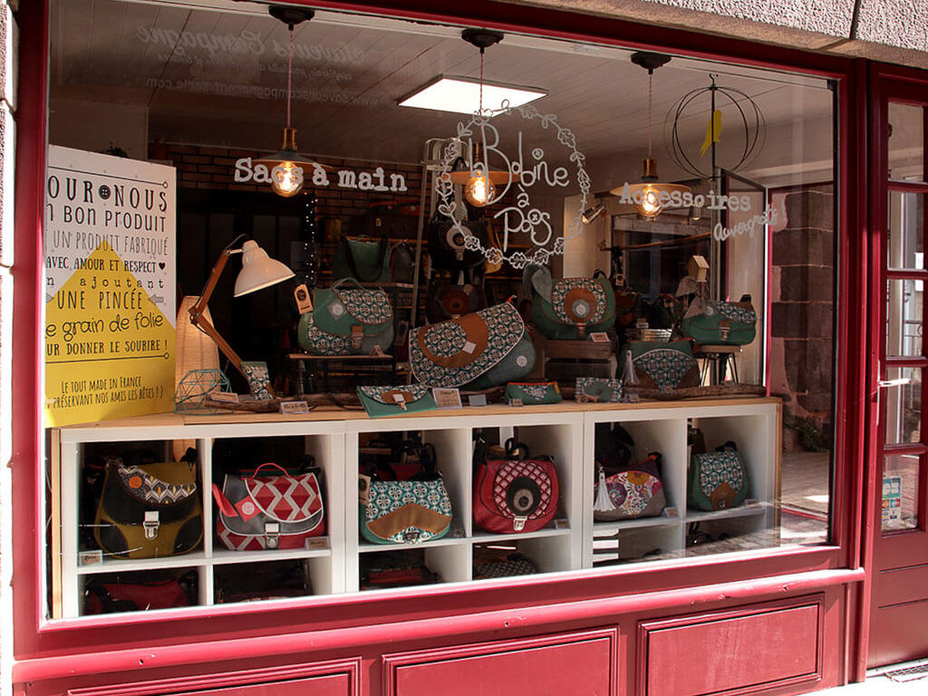 boutique-facade-rouge-besse-puy-de-dome-massif-central