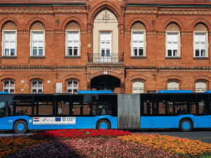 bus-bleu-immeuble-ancien-orange-zagreb-croatie