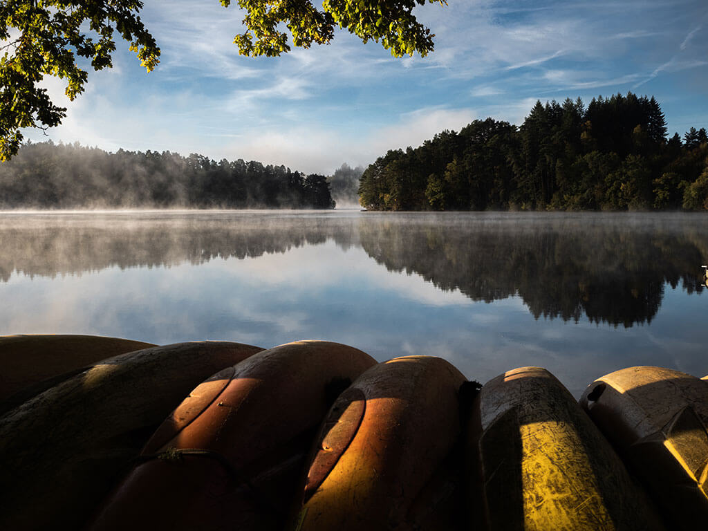 canoes-berge-lac-arbres