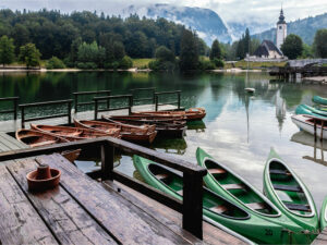 canoes-ponton-eglise-lac-bohinj-slovenie