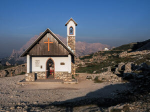 chapelle-sentier-tre-cime-lavaredo-dolomites-italie