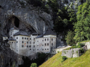 chateau-troglodyte-predjama-slovenie