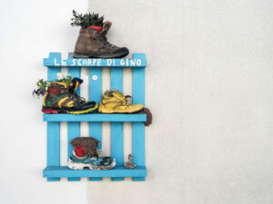 chaussures-randonnee-decoration-maison-alberobello-italie