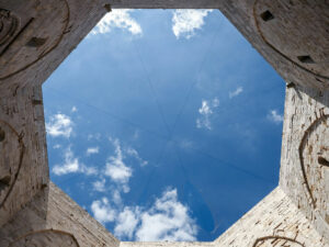 ciel-cour-chateau-castel-del-monte-italie