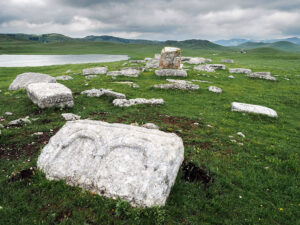 cimetiere-slave-medieval-lac-riblje-novakovici-montenegro