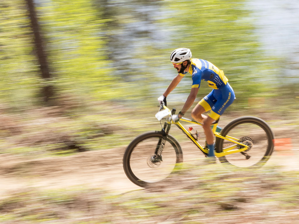 Coureur de VTT en filé dans un bois