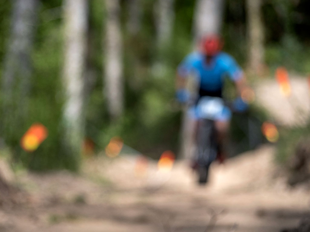 Coureur de VTT flou dans une forêt