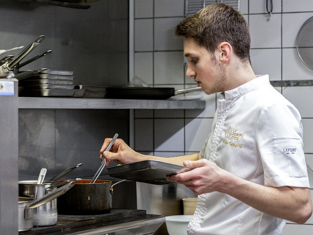 cuisinier-preparation-casserole