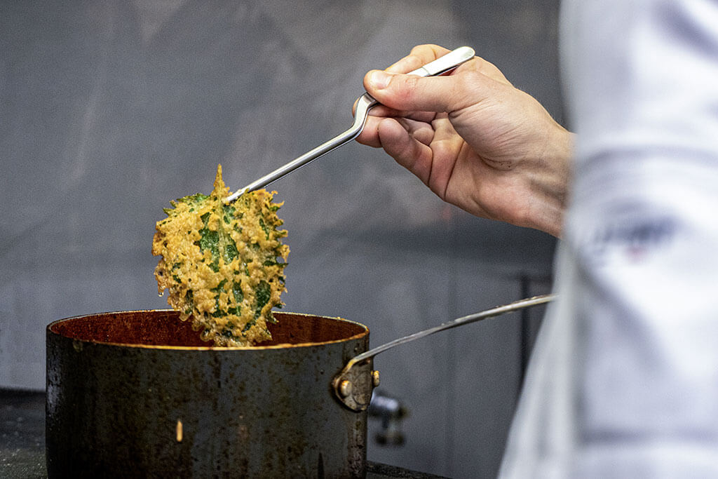 cuisinier-preparation-plat-legume-casserole