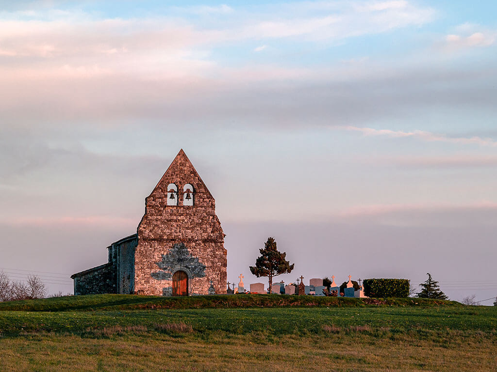 eglise-campagne-clocher-mur-coucher-soleil