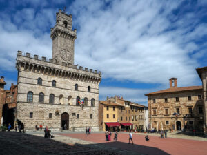 eglise-place-centrale-montepulciano-toscane-italie