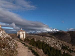 eglise-sainte-marie-piete-calascio-italie