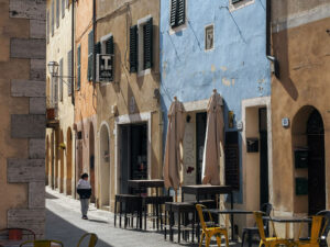 enfant-rue-principale-san-quirico-orcia-toscane-italie