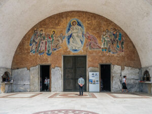 entree-cathedrale-resurrection-christ-podgorica-montenegro