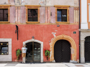 facade-immeuble-rose-skofja-loka-slovenie