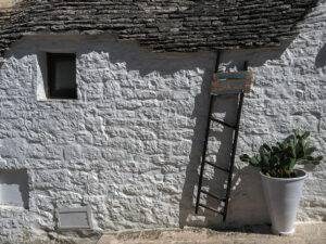 facade-pierre-maison-alberobello-italie