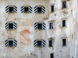 facades-chateau-predjama-slovenie