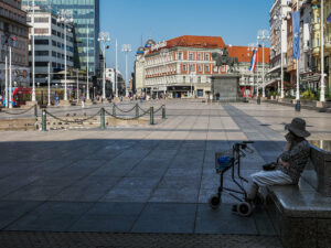femme-assise-place-ban-jelacic-zagreb-croatie