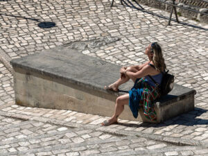 femme-assise-soleil-banc-rue-centre-matera-italie