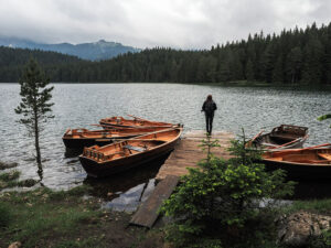 femme-ponton-bateaux-lac-noir-parc-durmitor-zabljak-montenegro