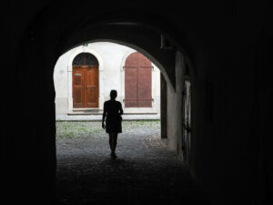 femme-rue-centre-skofja-loka-slovenie