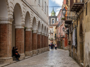 femmes-assise-rue-principâle-sant-agata-de-goti-italie