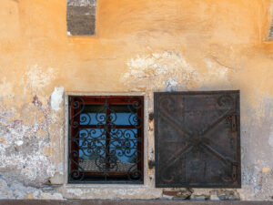fenetre-maison-jaune-skofja-loka-slovenie
