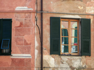 fenetre-volets-verts-maison-monterosso-cinque-terre-italie