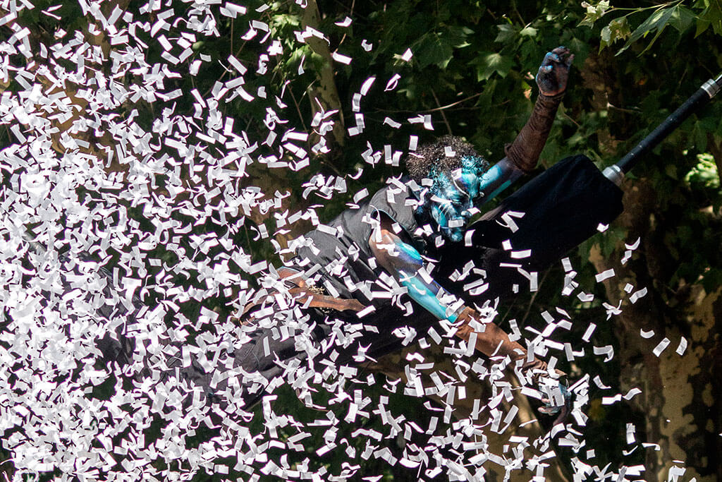 fete-cotillons-artiste-rue-homme-bleu-echasses