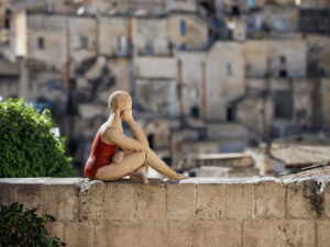 figurine-femme-assise-accoudee-mur-centre-matera-italie